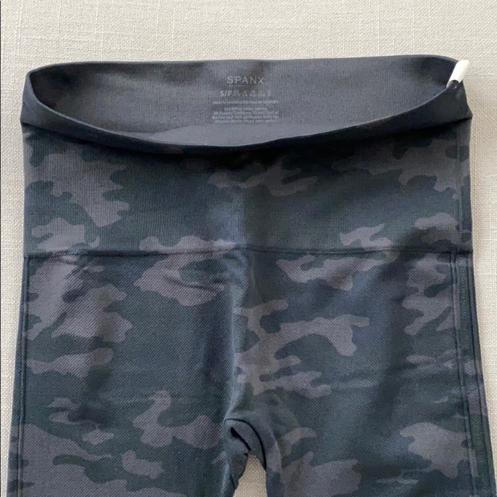 Spanx Look at Me Now Seamless Leggings Black Camo